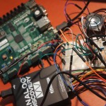 脈波計測のアナログ回路（ブレッドボード上）と、デジタル処理を行うFPGAボード